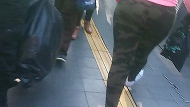 Culito rico en leggins entrando al Metrobus