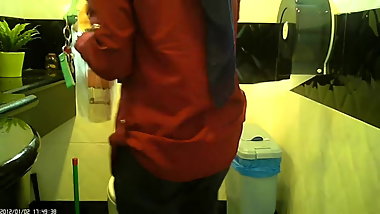 Kopftuch Muslima aufs Klo