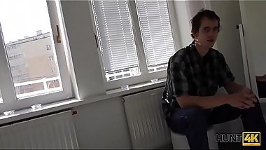 HUNT4K. Hunter donne de l'_argent pour son mariage &agrave_ une fille qui le satisfait