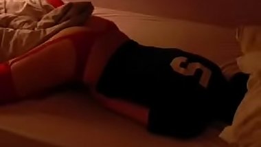 pendeja dice si queres podes poner un poco la pija mientras se masturba