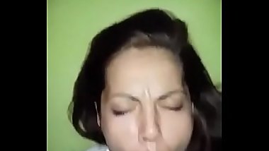 A mi novia le encanta mi gran pene, lo disfruta como puta. Completo ahi &gt_&gt_  onisedeo.com/52D6