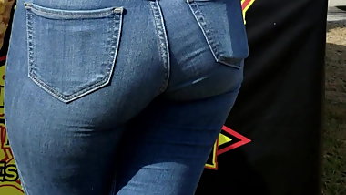 Candid Voyeur- Blonde Teen w fine ass in jeans