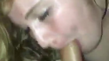 brosse blonde suce avec pation