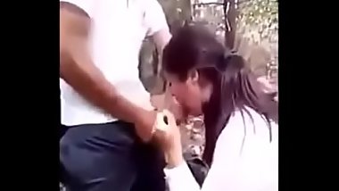 Hermosa colegiala tragando semen de su amigo en el bosque. Completo aqui --&gt_ dapalan.com/7rEI