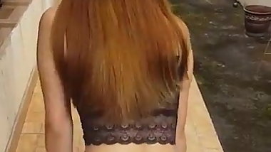Novinha ruiva rebolando