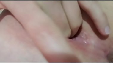 Mi novia se pajea con la concha mojada