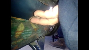 METIENO DEDITO EN LA RAYA DE SU CULITO ESTUIDANTE BUS