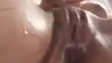 superbe jeune squirt a la douche