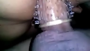 mi amigo hace gozar a mi esposa con un nuevo juguete