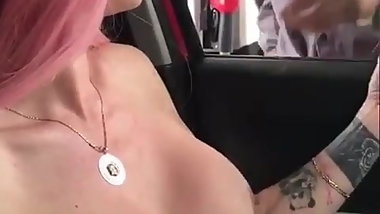 Mexicana muestra sus tetas mientras carga gasolina