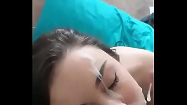 Le echa su leche, en la cara de esta hermosa jovencita. Completo y mas aqui &gt_&gt_ onisedeo.com/52D6