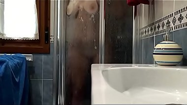 follando una jovencita de 18 a&ntilde_os muy caliente en la ducha FULL video aqui:  http://bit.ly/2vfYuzQ