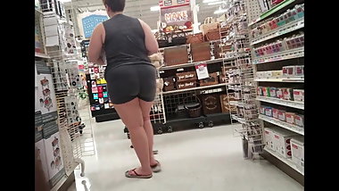 PAWG IN SHORT TIGHTS
