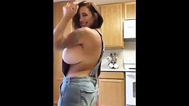 big sexy woman dancing whit big tits
